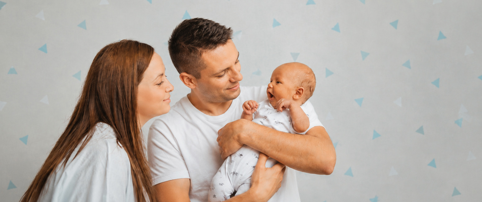 Eltern mit ihrem Baby in einem ruhigen Familienporträt
