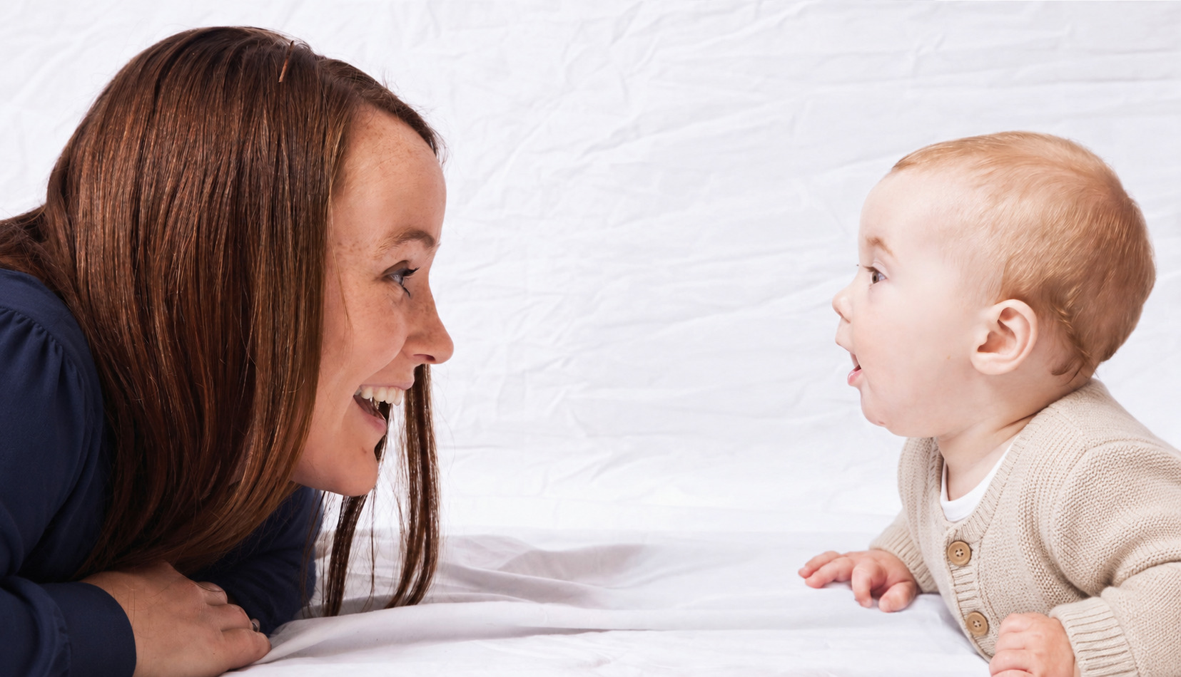 Mutter und Kind im Blickkontakt