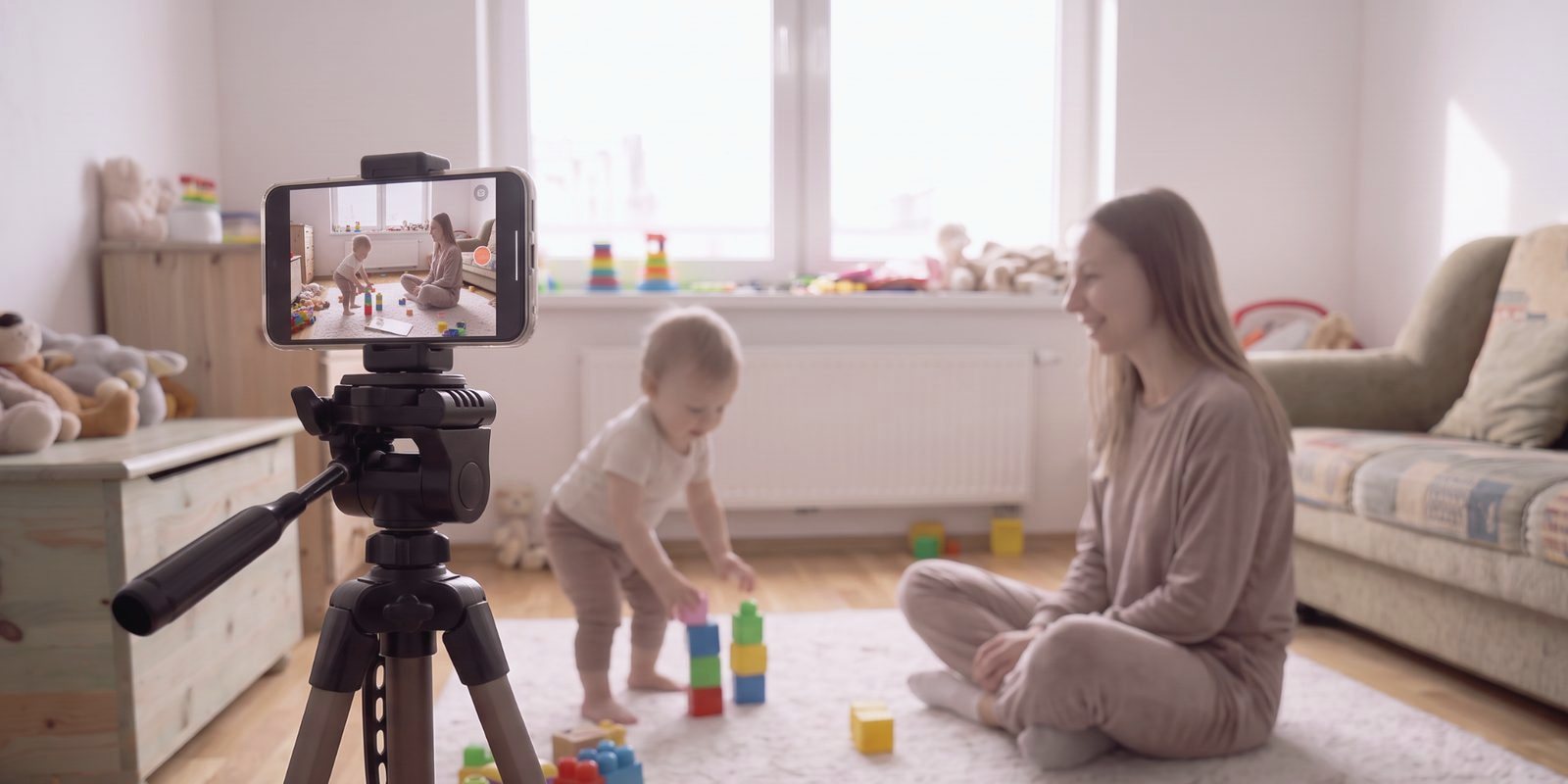 Mutter und Kind im Blickkontakt